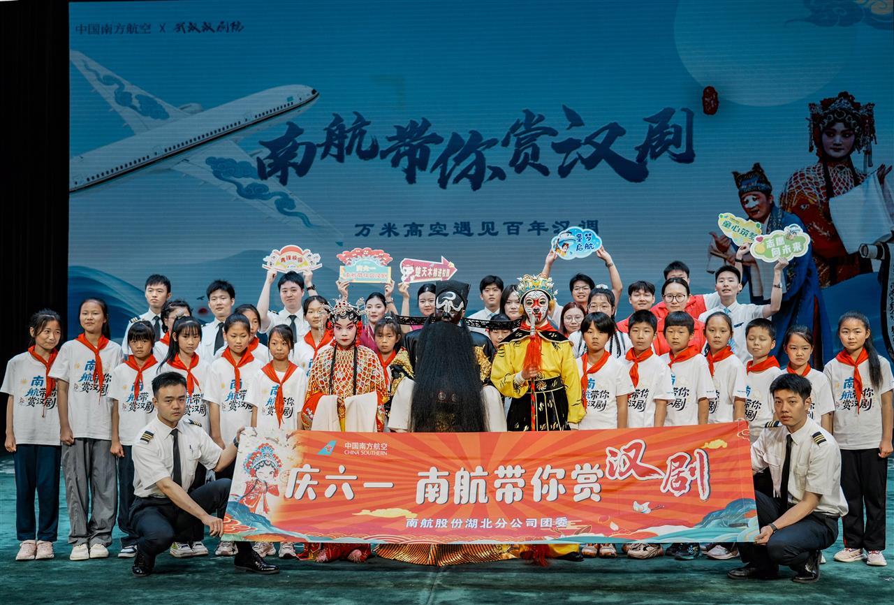“童心筑夢(mèng)”帶孩子們參觀學(xué)習(xí)漢劇.jpg