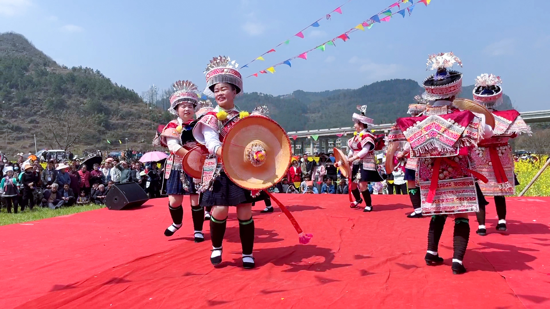 惠水摆金镇:油菜花节吸引游客前来踏青赏花