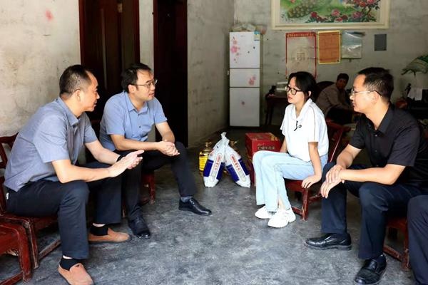 张杰看望慰问受灾贫困学生