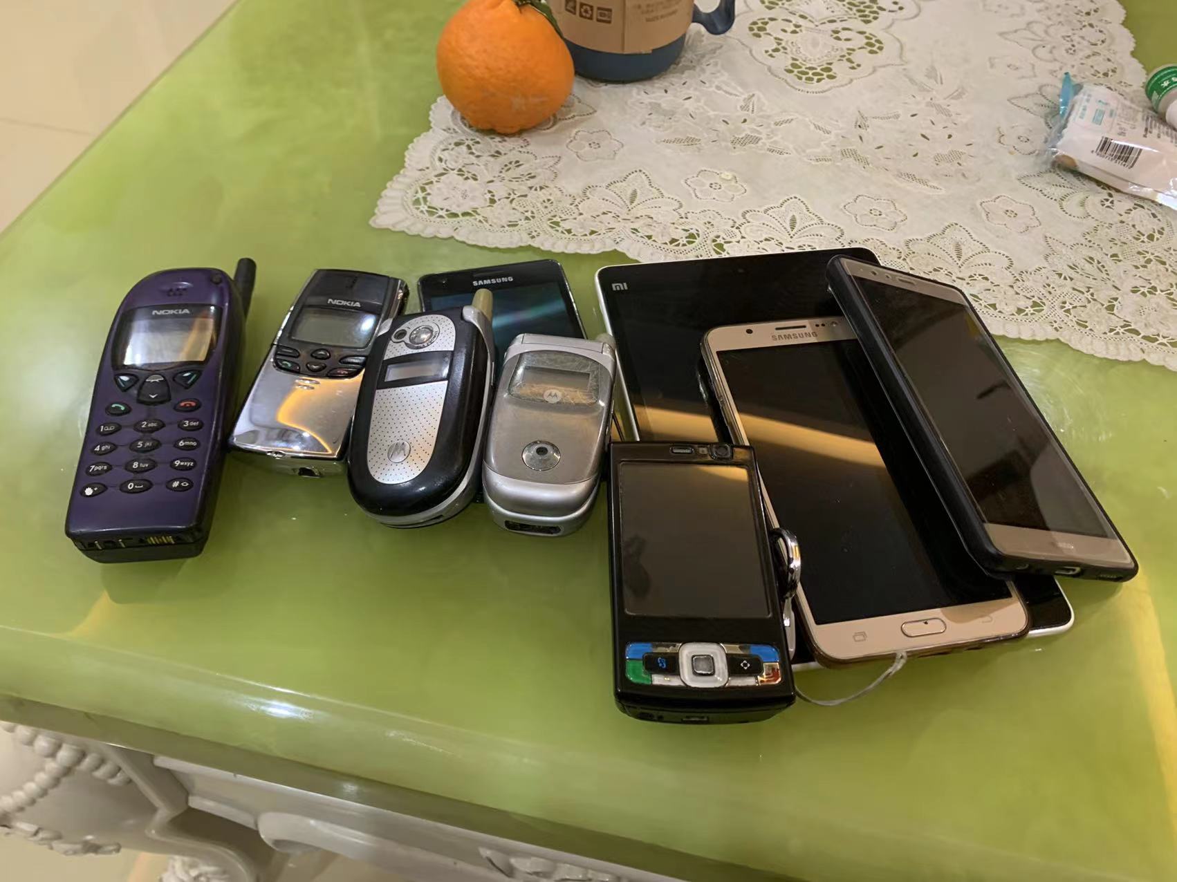 看到抽屉里扒拉出的一堆旧手机,你会有这种感觉吗?