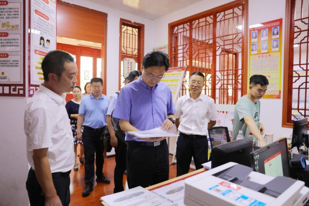 靳宏荣赴松桃县调研乡村振兴定点帮扶工作