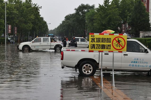 暴雨致京哈高速王四营桥以北三百米路段中断,有关方面正在抢修