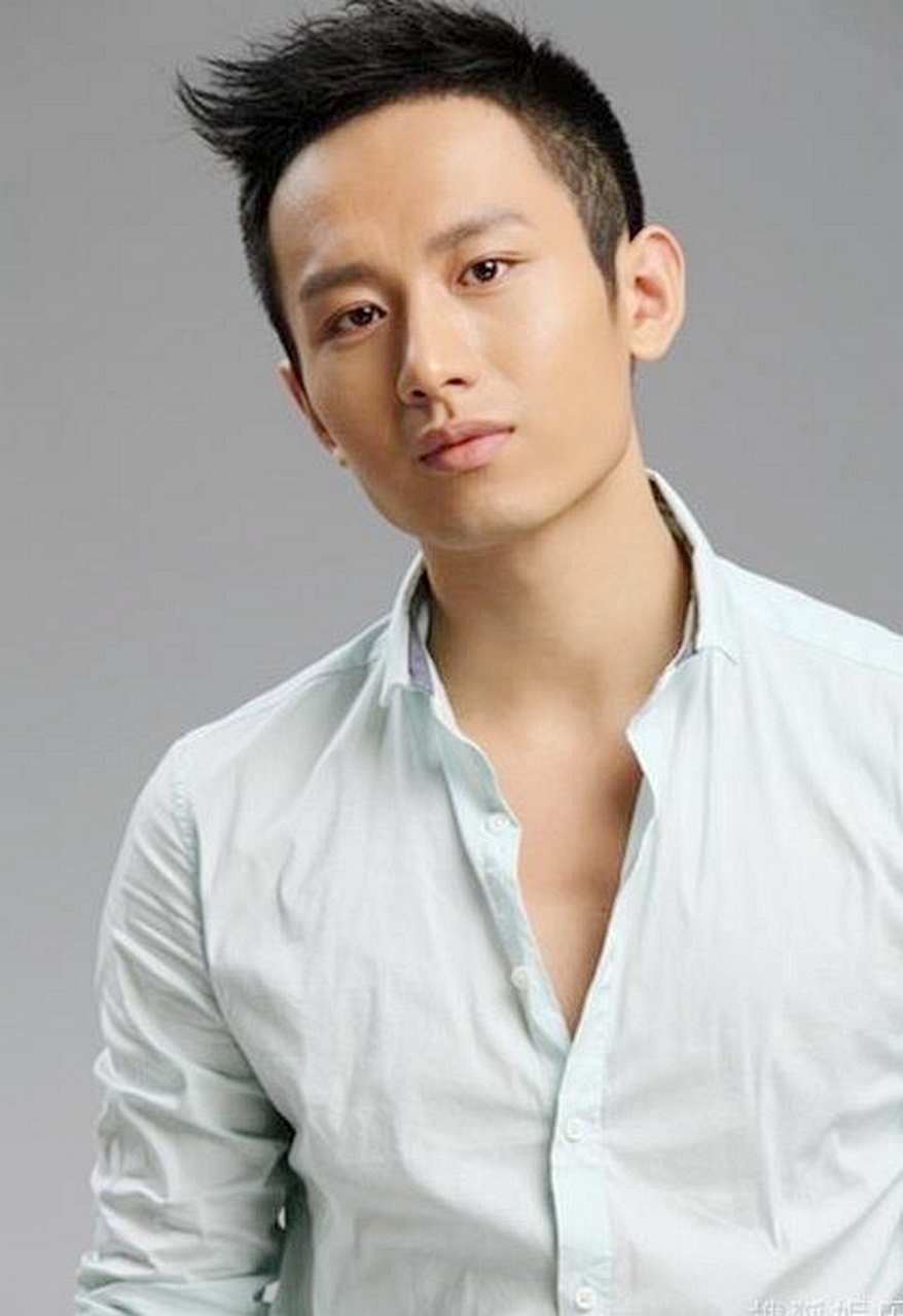 成毅.刚出道的时候,他看起来很老土.现在的他青春洋溢,英俊潇洒.