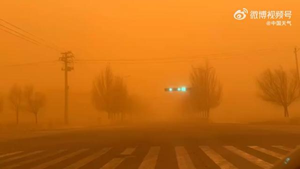 沙尘暴红色预警:内蒙古局地遭强沙尘暴天空昏黄