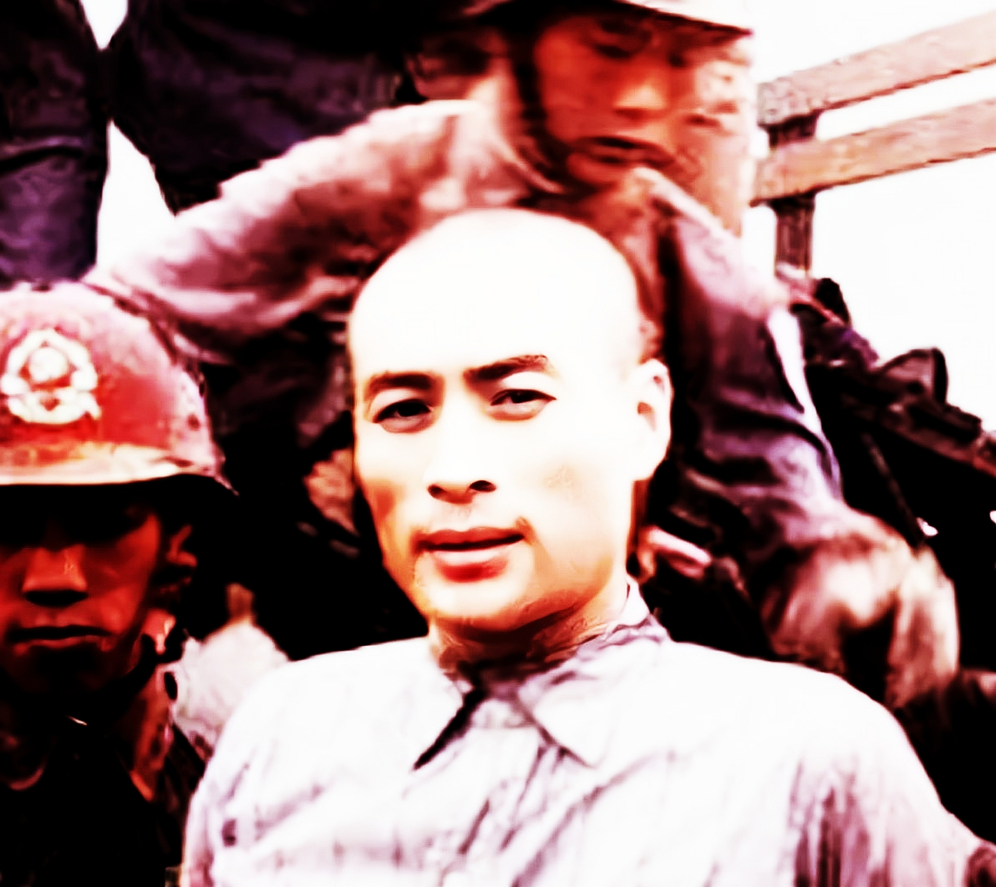 1950年,聂曦烈士上绞架前的最后一张照片中,他身着沙皇服,剃光了头发