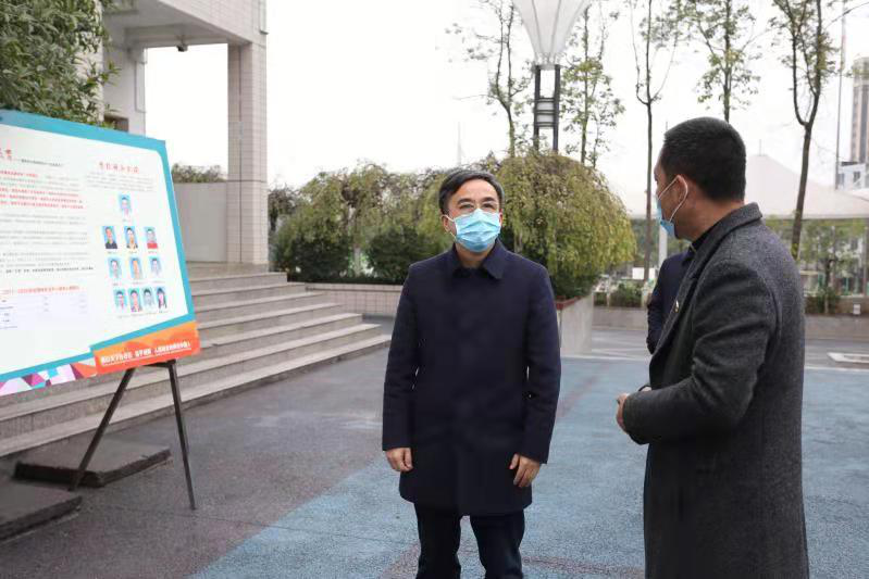 高新区党工委书记谭岗调研全区中学教育教学发展情况