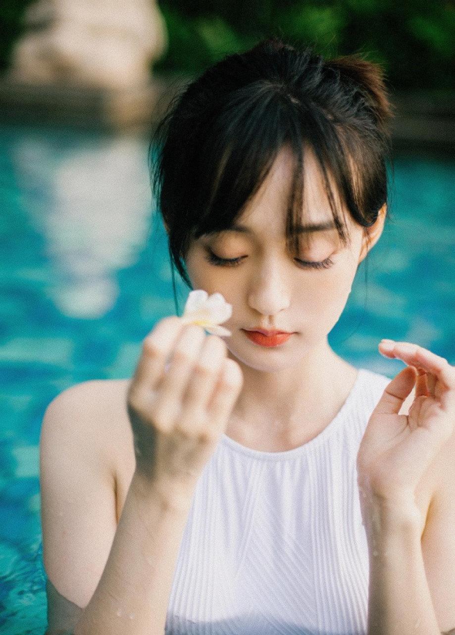 何泓姗,泳装戏水照