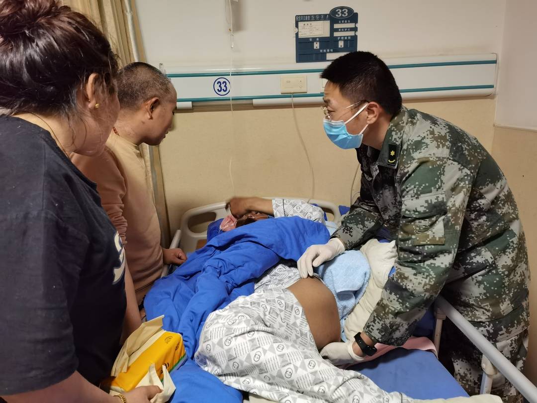 军医奔赴3000公里 救治重伤藏族青年