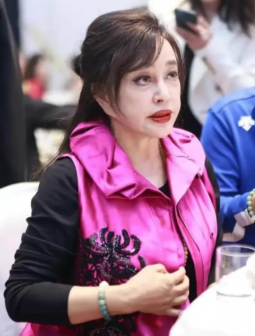 刘晓庆太吓人了…… 刘晓庆没有美颜的情况下,嘴巴歪了,左右脸不对称