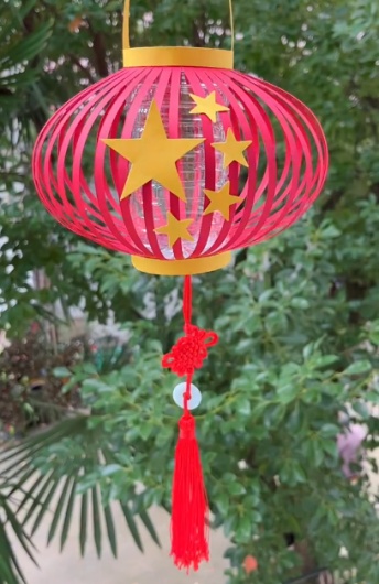 用塑料瓶也可以做个同款彩灯