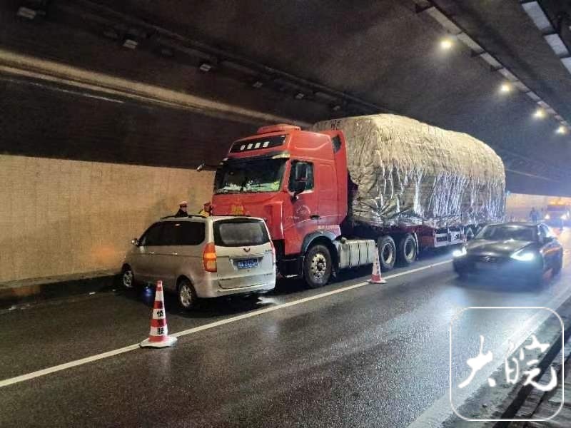 隧道内事故两车不能移动,六安交警快速处理