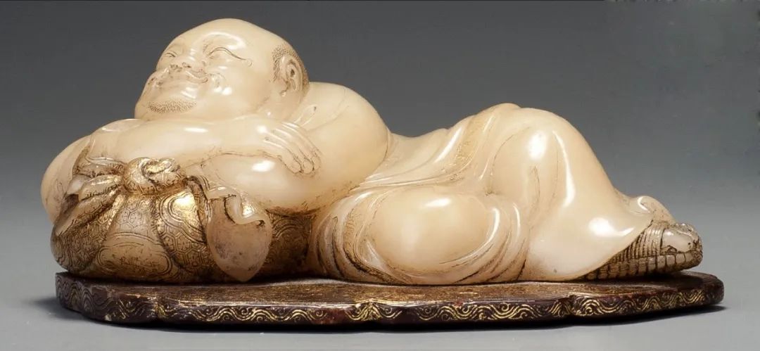 清初"尚均"款寿山白芙蓉石雕布袋和尚卧像