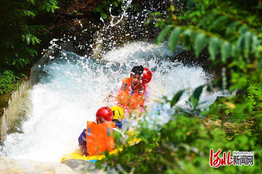 河北邢台:峡谷漂流享清凉