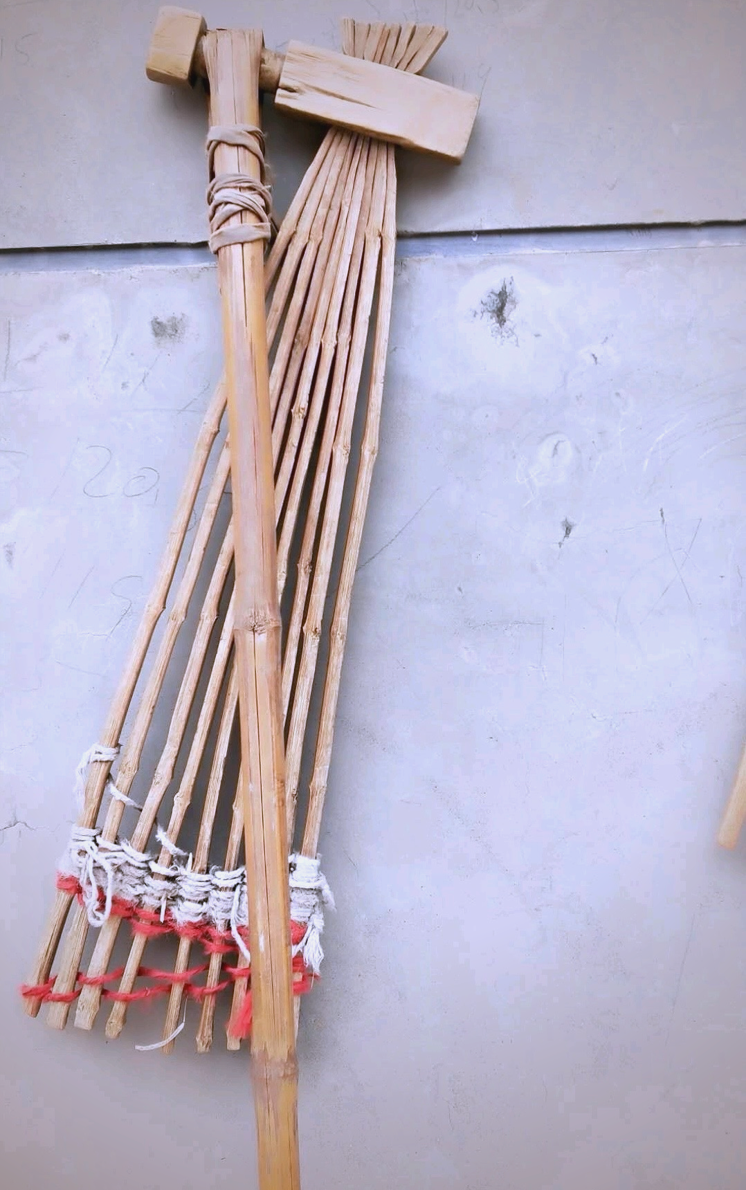 此外,他们还会使用一种被称为镰盖的古老农具,来打下油菜籽,完成收获