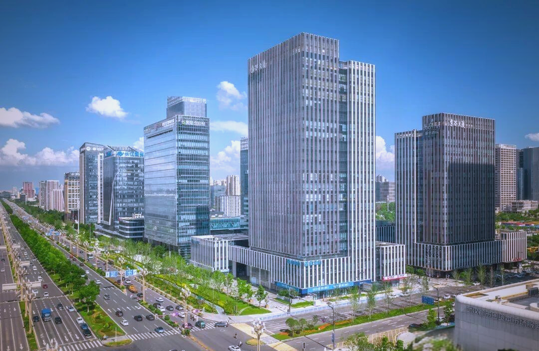 武汉两大区域:汉口中心区与光谷的摩天大楼布局与发展