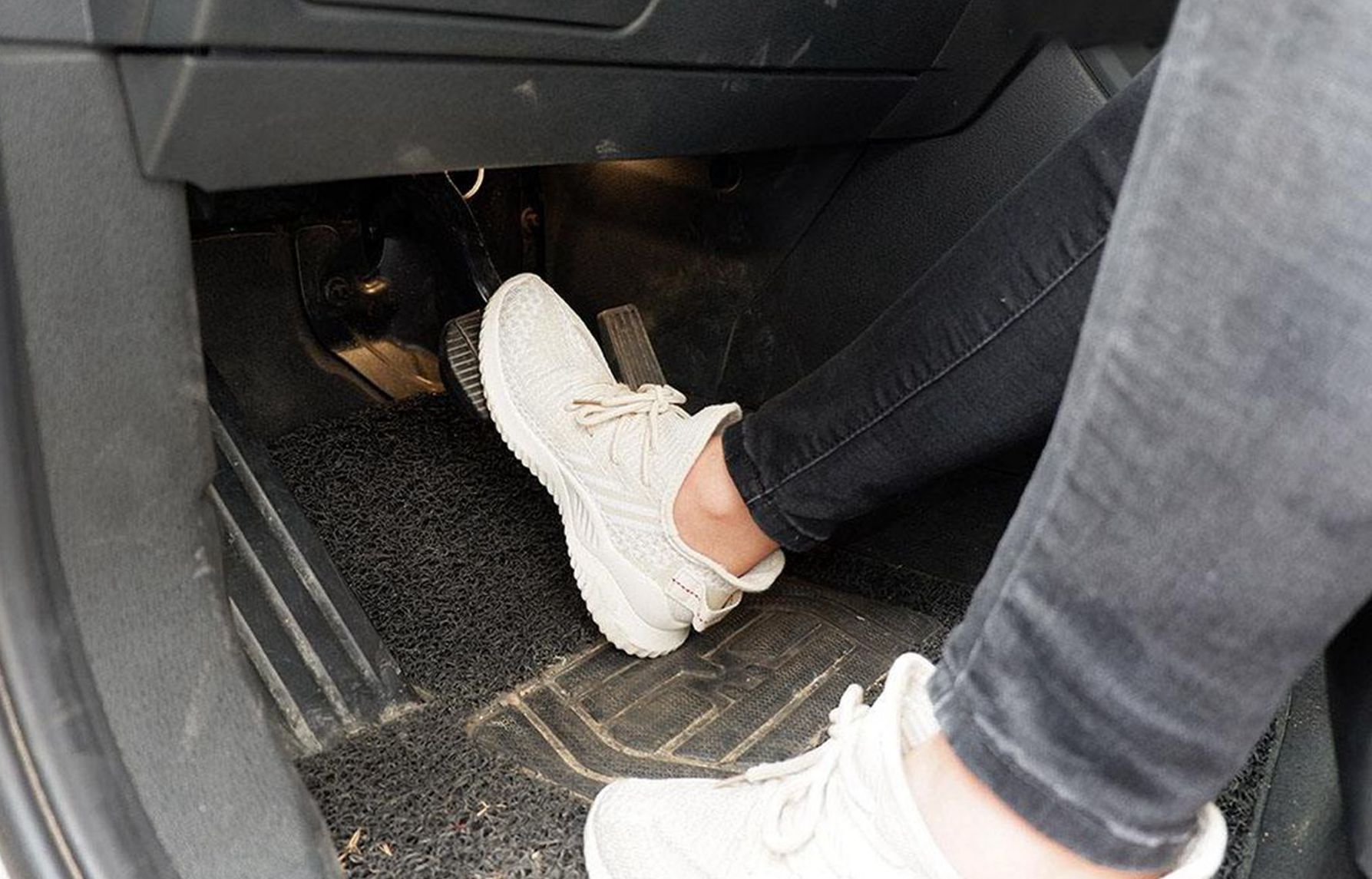 刹车在左边还是右边?