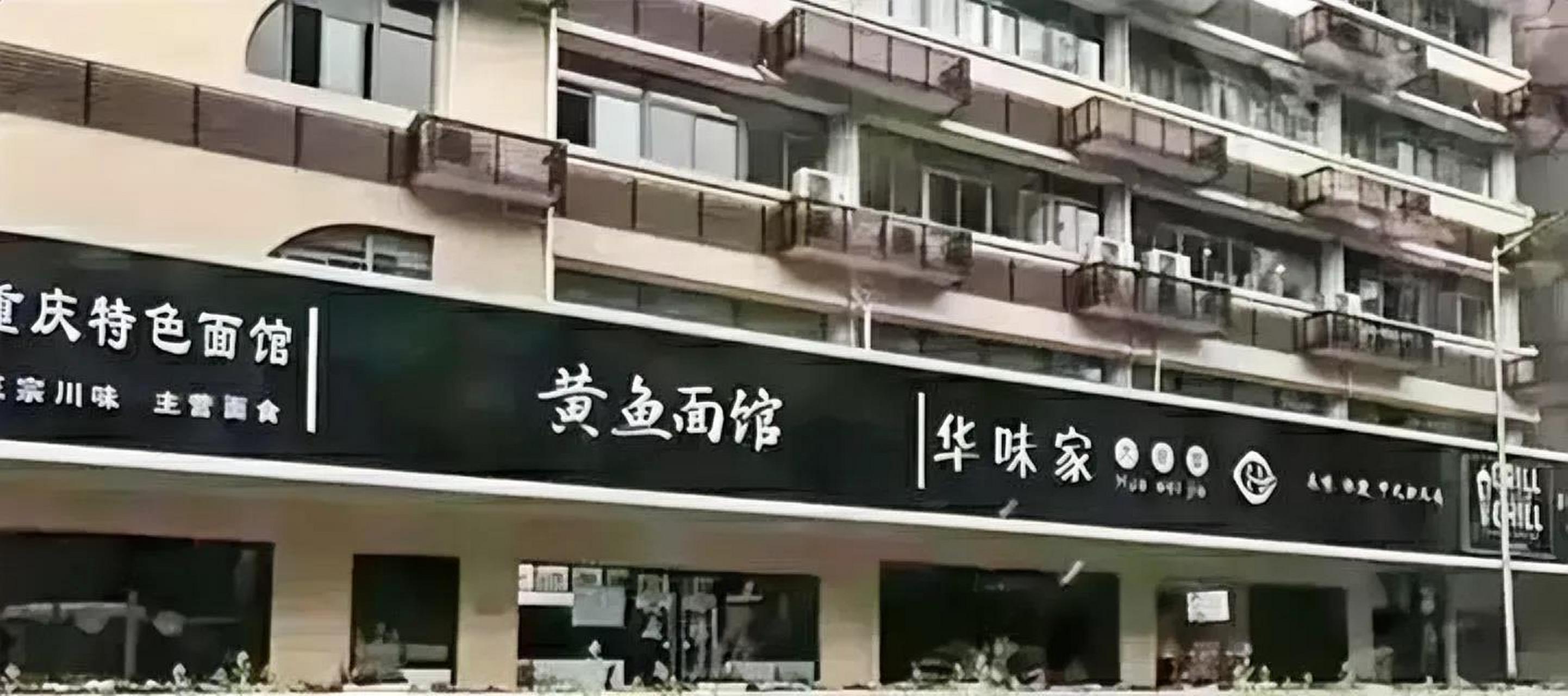 某地一街道统一换黑白牌匾,这个事件好啊,好就好在:  一,彰显了权力的