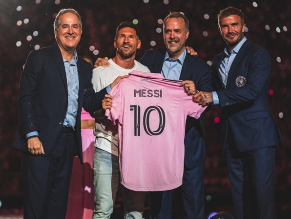 贝克汉姆做主持激动介绍 梅西神圣登场