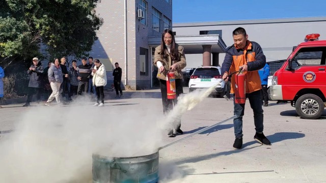 筑牢企业安全防线 桐庐旧县街道开展消防安全演练