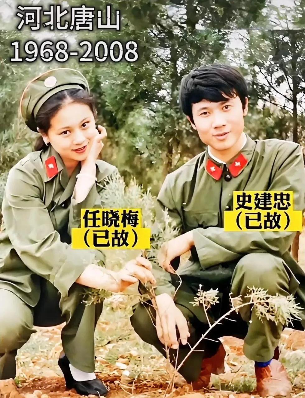 照片中两位穿85式军装的战士,已经永远离开了我们.