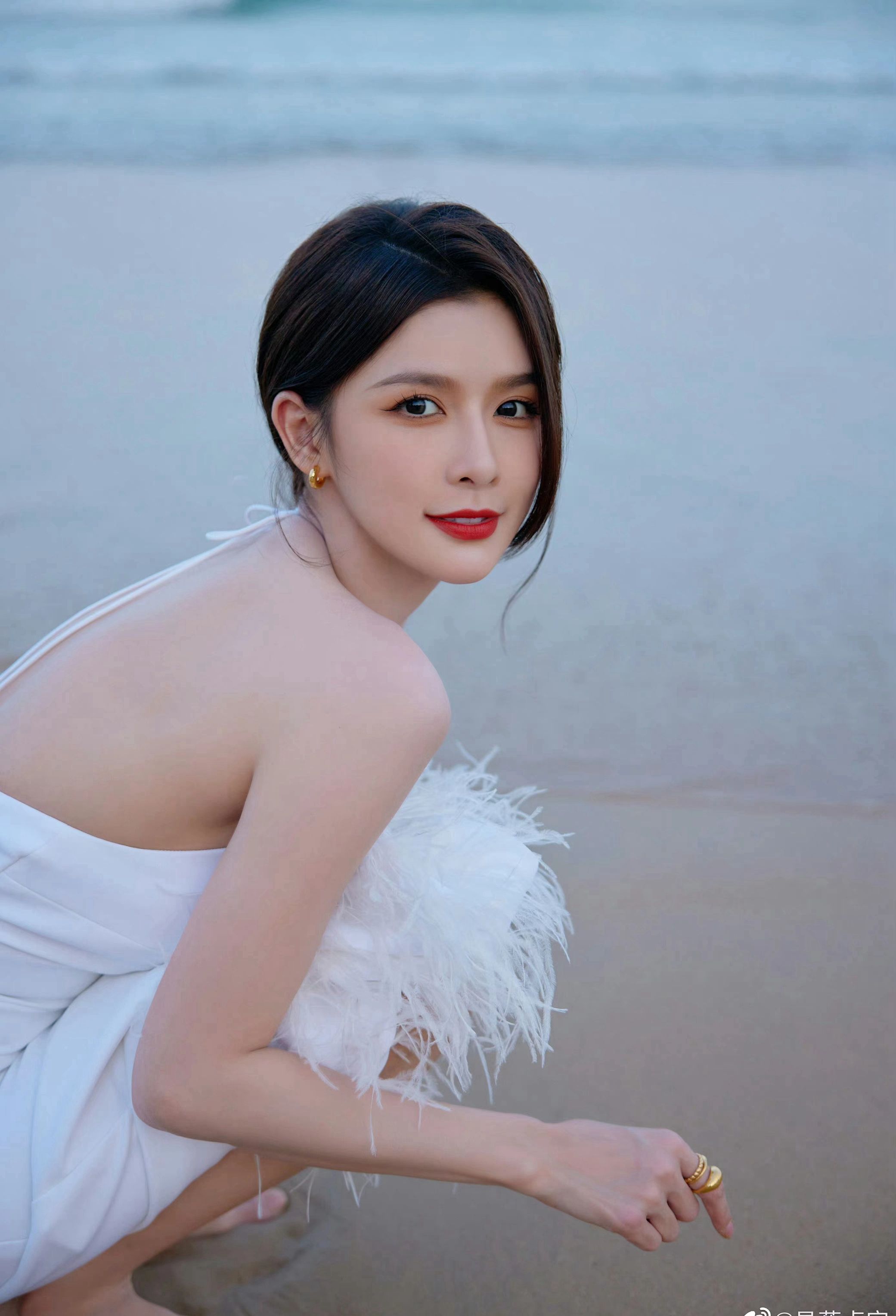 蔡卓宜白色连衣裙海边性感写真