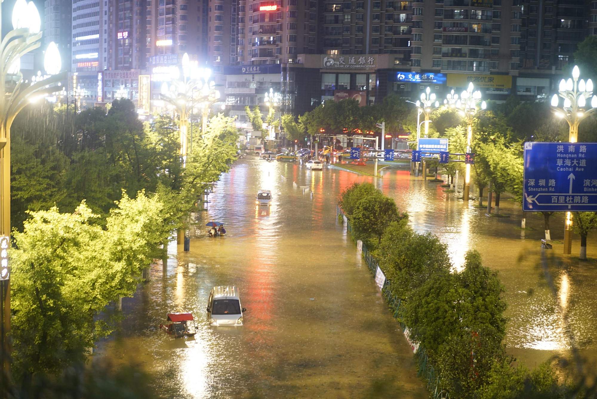 贵州毕节突降大雨冰雹 部分城市道路被淹