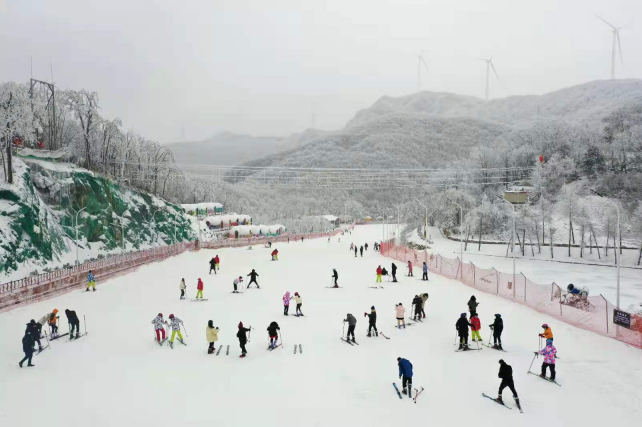 保康横冲滑雪场开启湖北冬季"滑雪季"