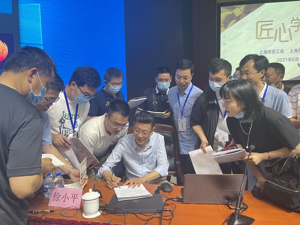 上海工匠学院首开工匠学历班 要求"把毕业论文写在岗位上"