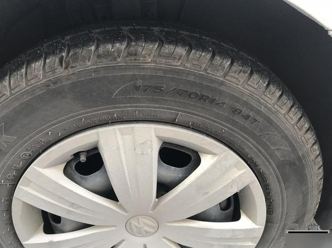 在考虑为大众捷达选择合适的轮胎型号时,原车标配的轮胎规格通常是185