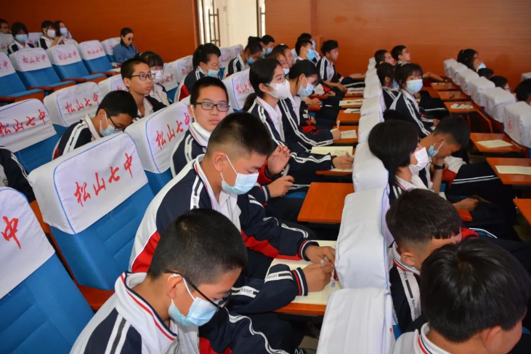 奋斗新征程"内蒙古自治区巾帼宣讲团走进赤峰市松山区第七中学