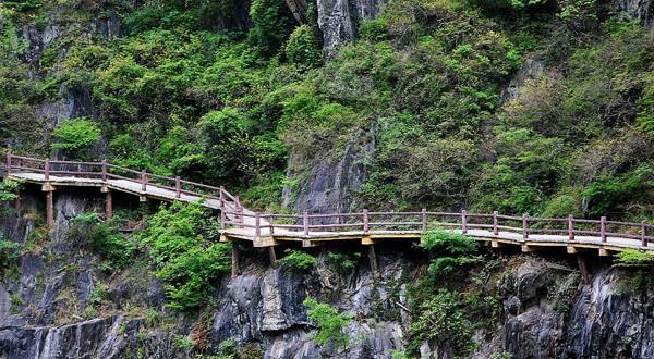 漢水等大河,還要翻越大巴山和秦嶺等山脈,山高路險,非常難走