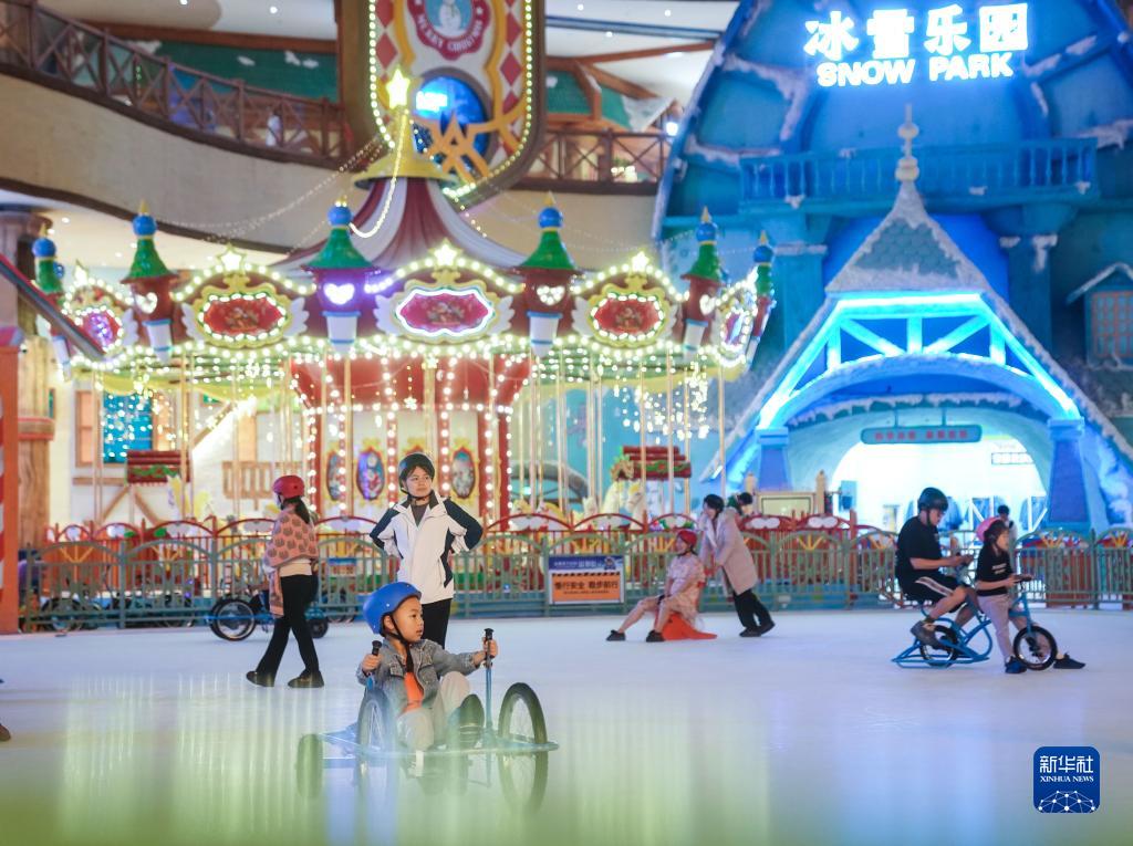 江苏南通:夏日感受"冰雪世界"的魅力