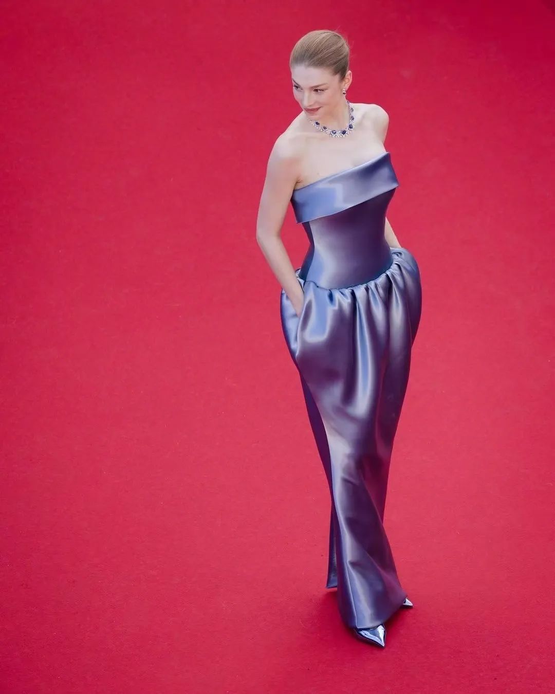 爆米花|不发新专辑的蕾哈娜,终究还是来中国摊了煎饼!