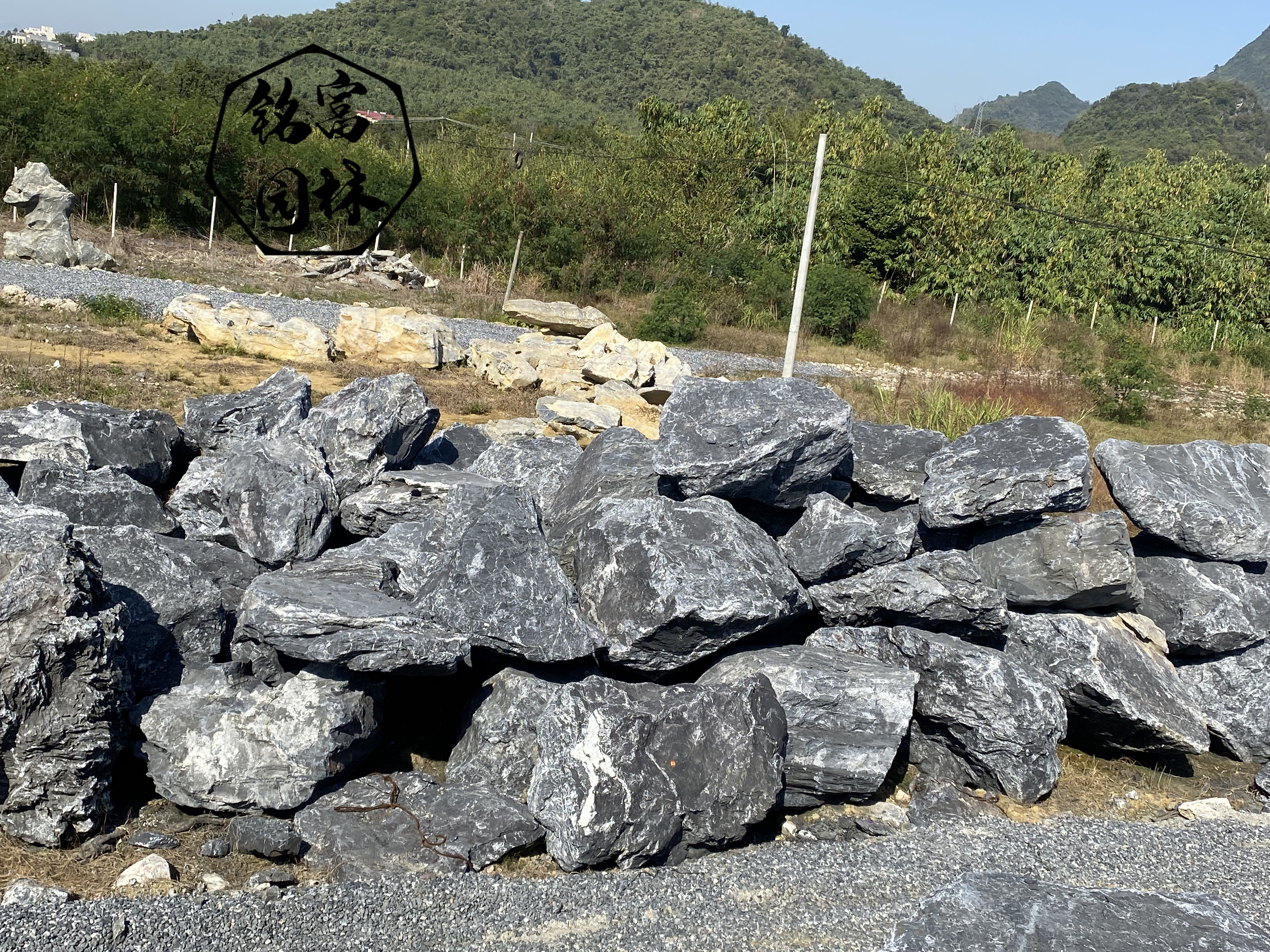 英德当地石材黑山石,大堆场黑山石 几万吨货源图片