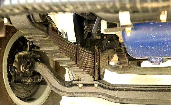 卡车钢板弹簧详解:多片与少片簧的优劣与应用