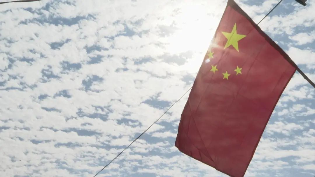 九女集镇:村里挂红旗 运动迎国庆