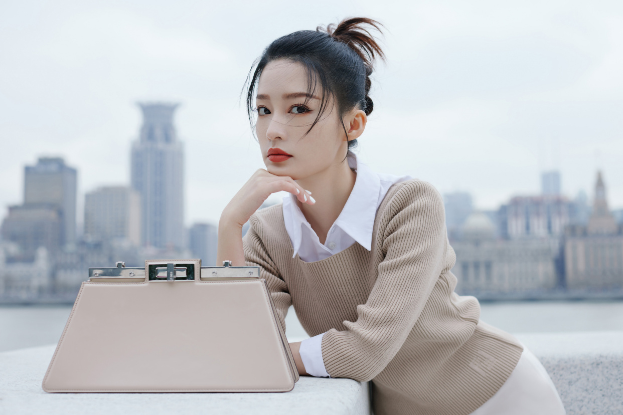 简约时尚软妹子 李沁的穿搭让你心动浅咖针织衫 浅色开叉半身长裙