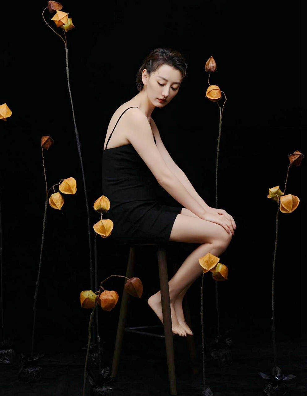 江苏卫视美女主持人郭晓敏光脚丫