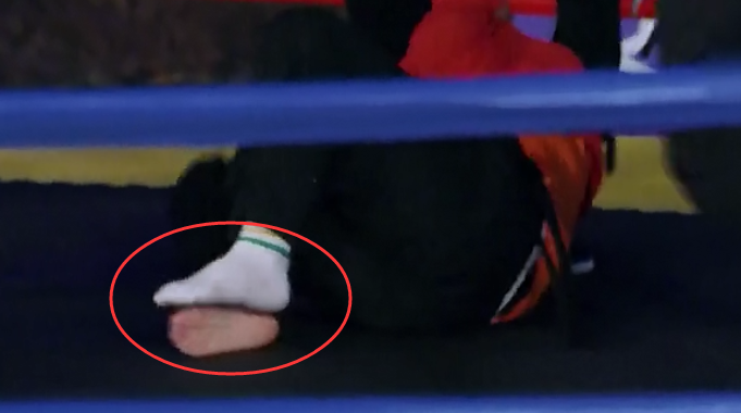 郭麒麟撕名牌被碾压,苦苦挣扎袜子被扒,演苦情剧让人笑出眼泪