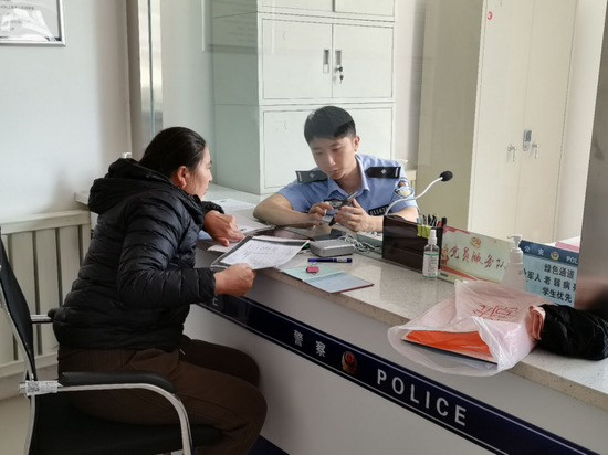 新疆伊犁:奇克尔台边境派出所开展"新疆公安微警务"宣传工作