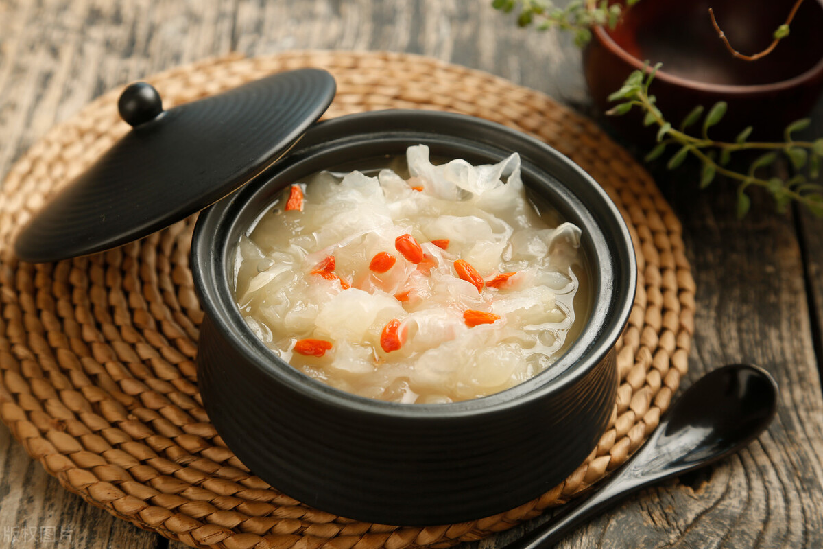 一道美味养生银耳杏仁百合汤