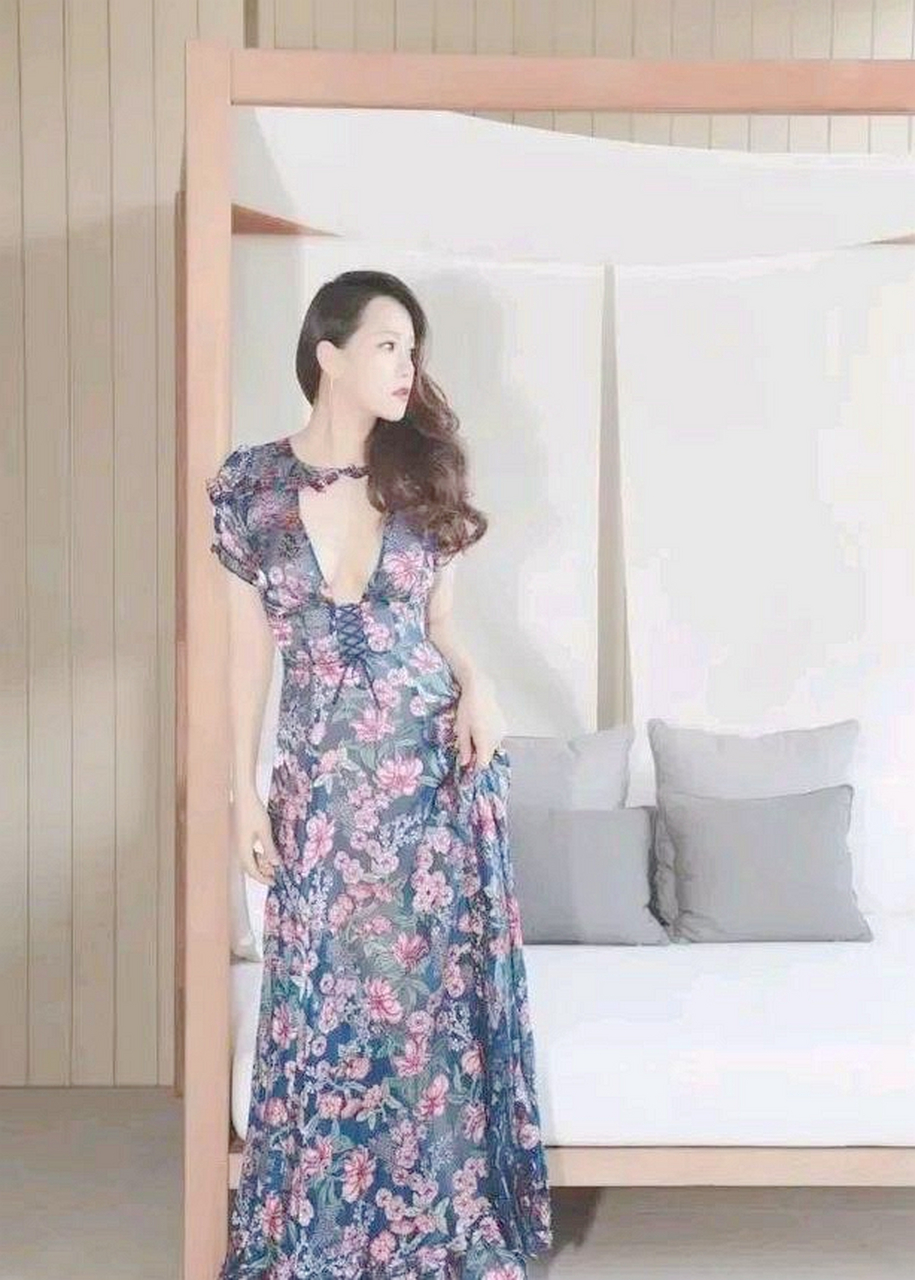 伊能静穿深v连衣裙,领口开到腰部,很诱惑