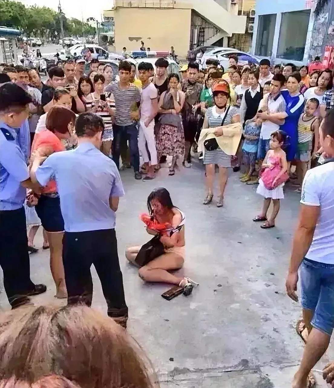 近日,一起小三被原配在大街上扒光衣服,狂扇耳光的事件引发了社会广泛