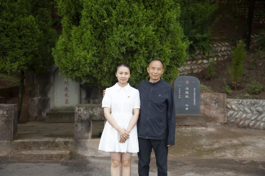 教师冯炼:为红军守墓 为未来育人