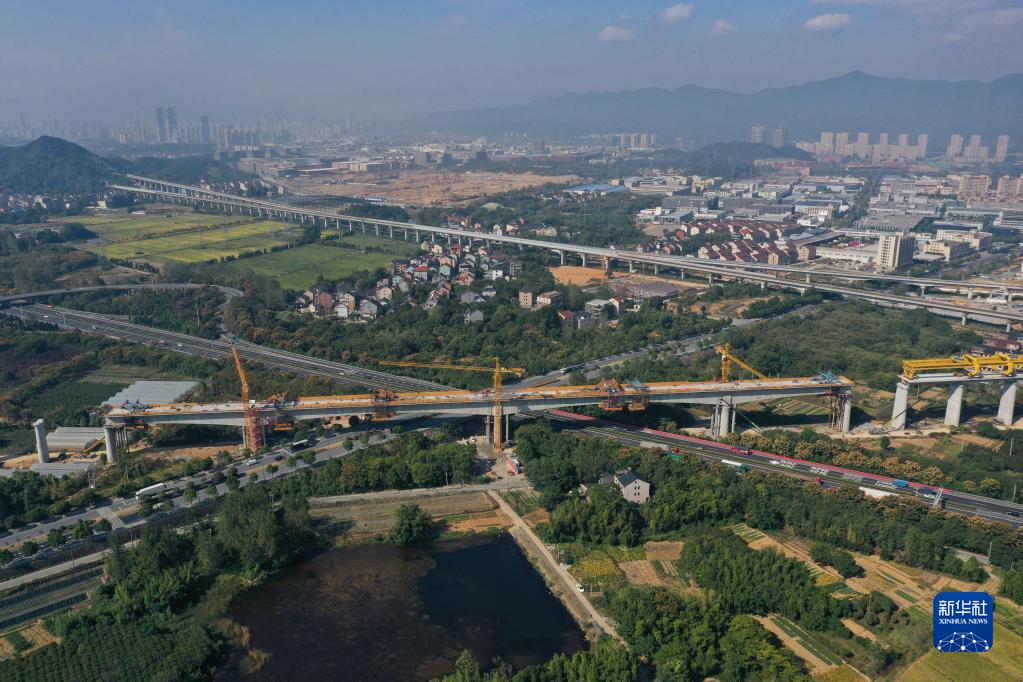 杭温铁路二期工程最大跨度连续梁合龙
