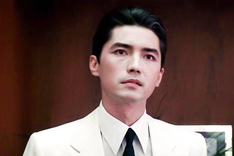 69岁尊龙罕见露面,胡子头发皆花白仍一脸英气,真正的不老男神