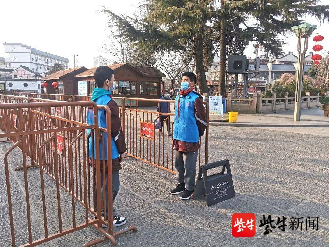 文枢中学学雷锋服务走进中华门