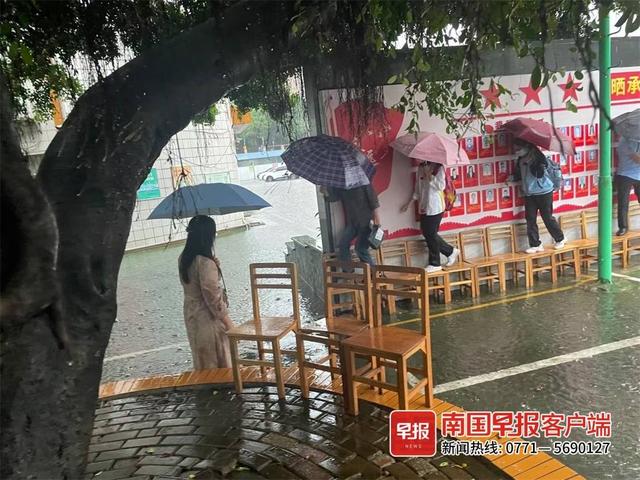 下雨天赤脚趟水图片