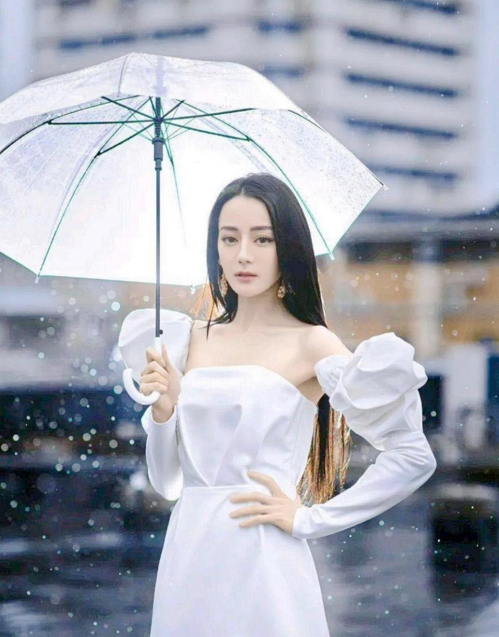 迪丽热巴一袭白色连衣裙搭配长直发,简约时尚,唯美质朴,一举一动尽显