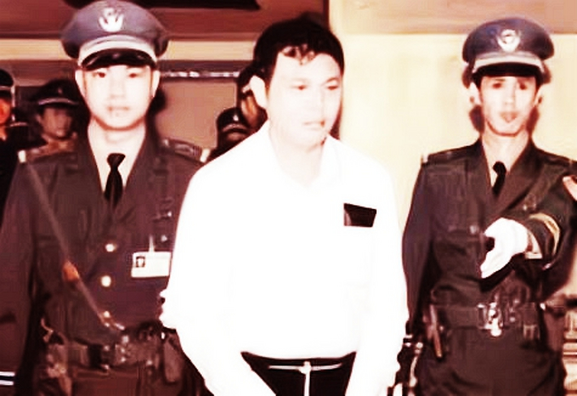 原来是对死亡的恐惧把他逼疯了. 戚火贵是海南省的一名官员.